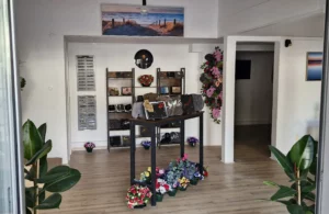 Présentoir de plaques funéraires et compositions florales en boutique.