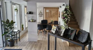 Interieur moderne et lumineux d'une agence de pompes funèbres.