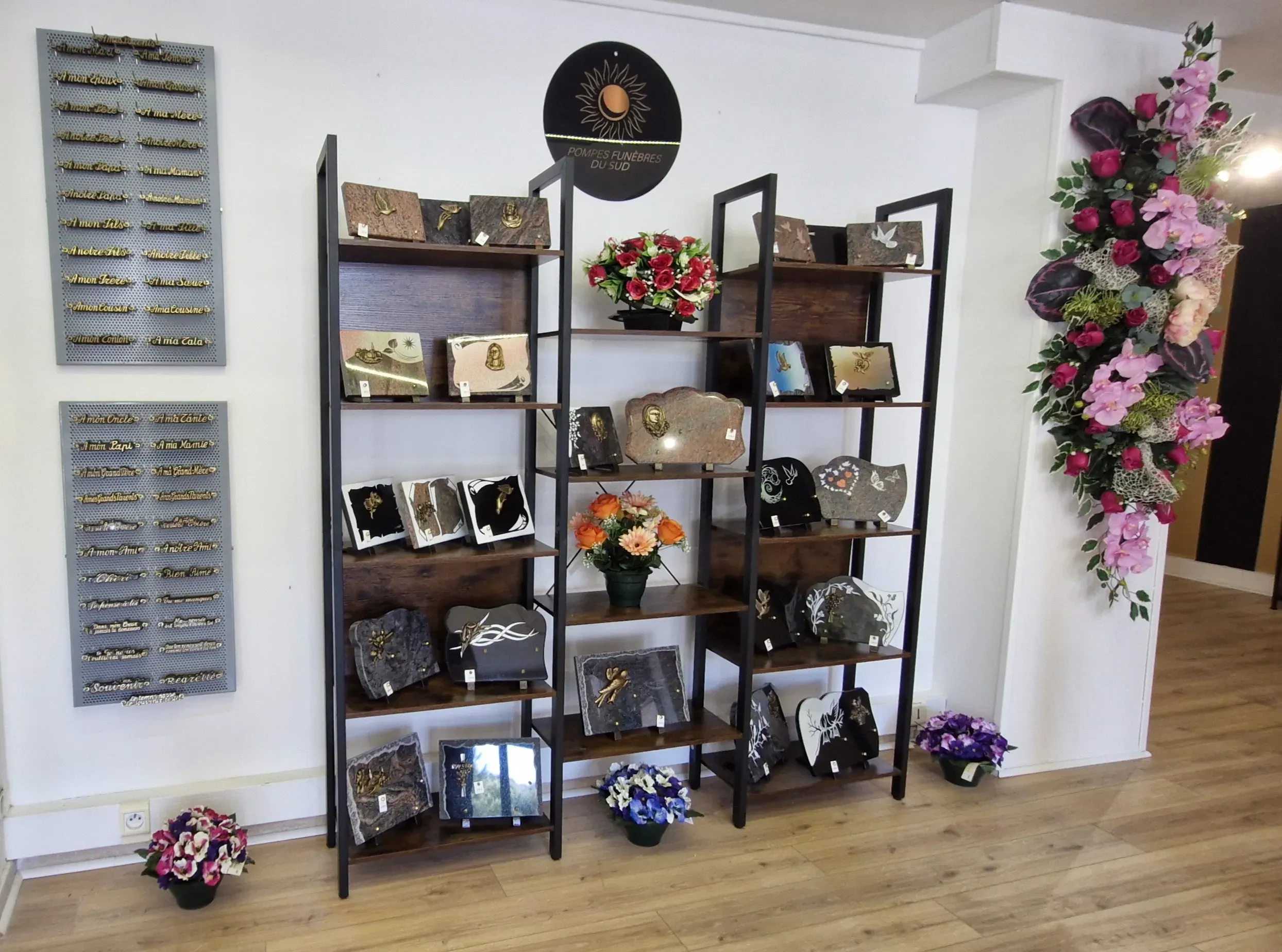 Étagère d'articles funéraires et plaques commémoratives en magasin.