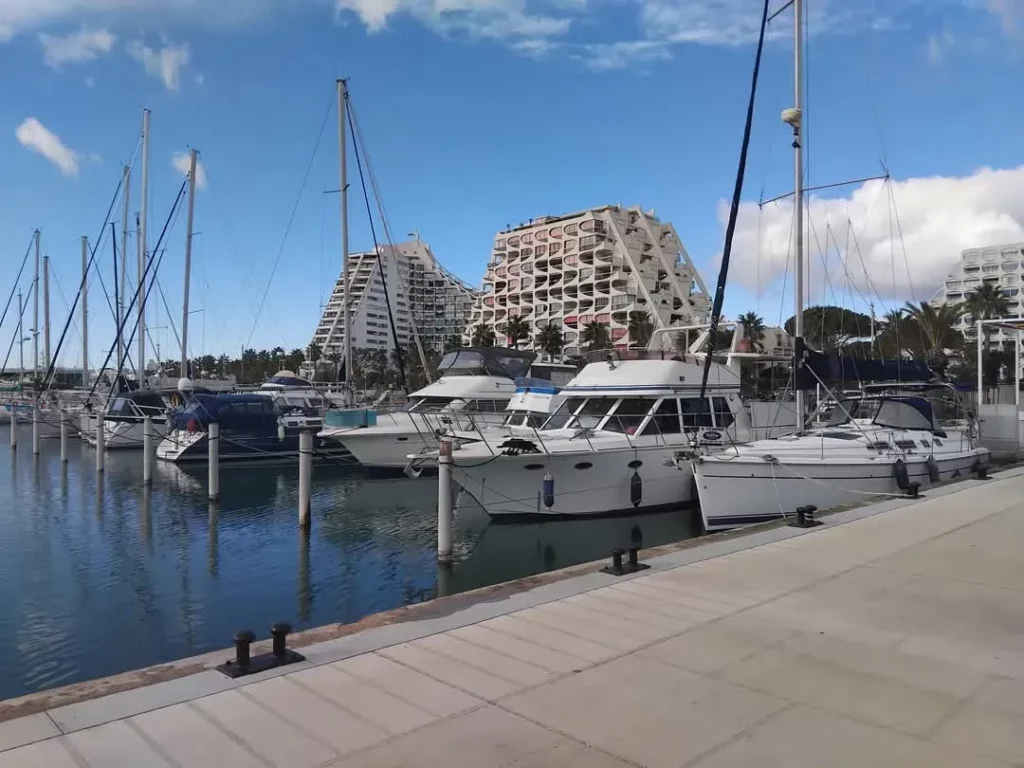 Bateaux et voiliers amarrés dans le port de La Grande Motte.
